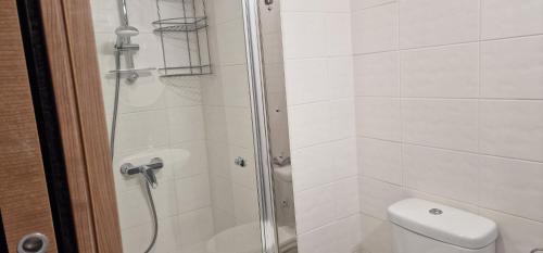 Agios Tychon Apartamento | Marathon Beach Apartment - Sea View, Shared Pool