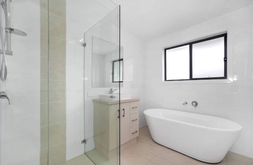 Maraylya Casa | Maraylya Affordable Modern 7 Br Home + Parking