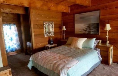 Camden Condominio | March/April Spring special: sleeps 10 with boat dock on TN River/KY Lake