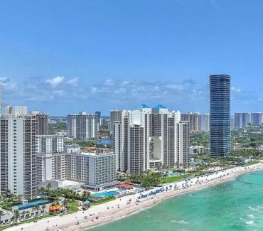 Sunny Isles Beach Apartamento | Marco Polo Beach Resort Condo with balcony Pool, Beach,Gym,Free Parking