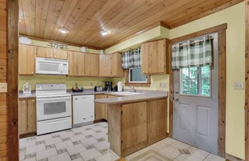 Avoca Casa | Marilyn's Cottage, Family Friendly, Park Setting, King Bed , Fire Pit, Pet Free