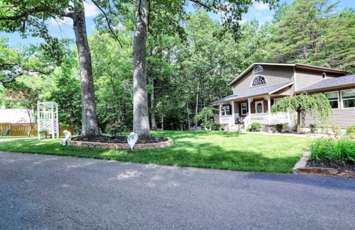 Avoca Casa | Marilyn's Cottage, Family Friendly, Park Setting, King Bed , Fire Pit, Pet Free