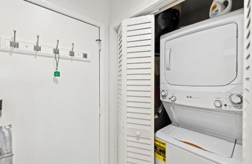 Isle of Palms Apartamento | Mariner's Walk 12E - Modern Oceanfront Villa