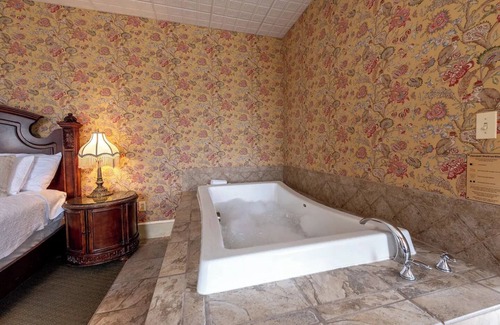 Geneseo Cama Y Desayuno | Mark Twain Room - Big Tree Inn - In-Room Jacuzzi