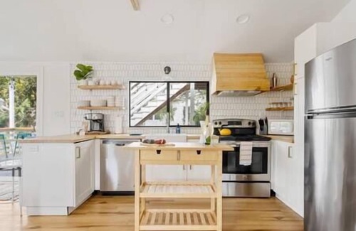 Folly Beach Casa | Retiro de playa de 4 camas recientemente renovado, vista al mar con 1 minuto a pie de la playa