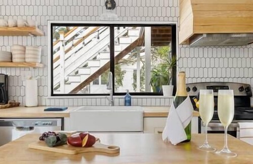 Folly Beach Casa | Retiro de playa de 4 camas recientemente renovado, vista al mar con 1 minuto a pie de la playa