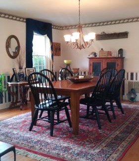 Secretary Cama Y Desayuno | Marvels on the creek