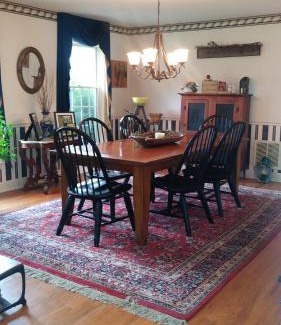 Secretary Cama Y Desayuno | Marvels on the creek