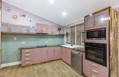 Gympie Casa | Mary's Manor - Stylish & Luxurious 3 Bedroom House - Pets Allowed!