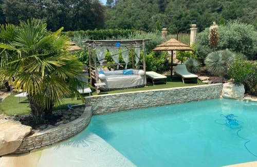 Beaumont-de-Pertuis Casa | Mas médiéval piscine d’exception jardin paysager jeu de boules rando