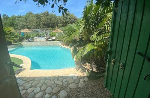Beaumont-de-Pertuis Casa | Mas médiéval piscine d’exception jardin paysager jeu de boules rando