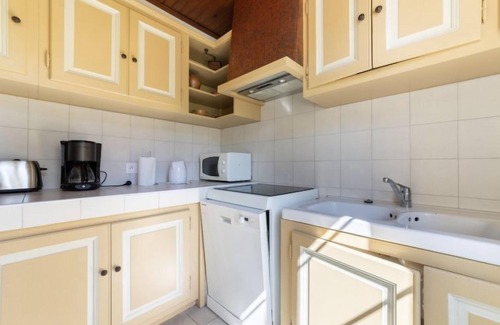 Noves Casa | Mas Madelon by Interhome