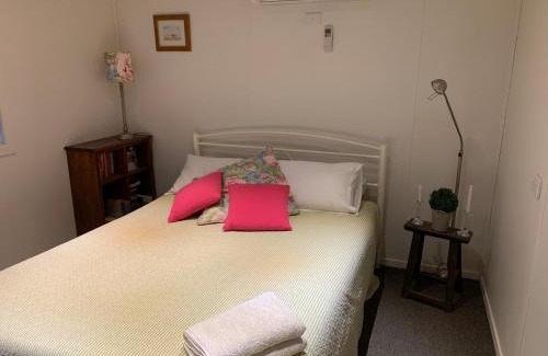 North Yalgogrin Cama Y Desayuno | Mascot Cottage - Pet Friendly and Complimentary Breakfast Hamper
