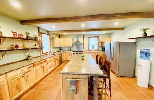 Dixon Cabina | MASSIVE 5 BED WATERFRONT COZY CABIN GETAWAY!