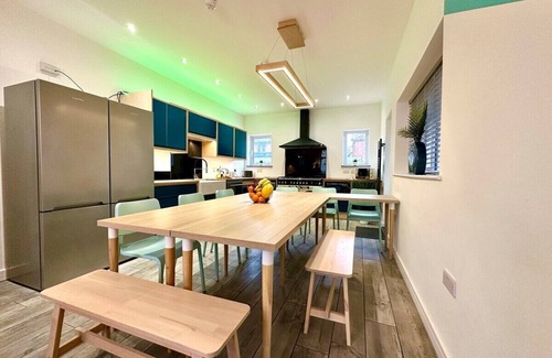 Winton Casa | Massive New House Sleeps 20+ Accepts Groups