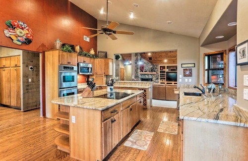 Torreon Casa | Massive Show Low Cabin with Deck - 3 Miles to Lake!