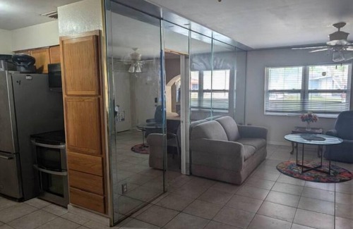 Pinellas Park Casa | Master Bed w/attached bath@ lake