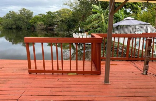 Pinellas Park Casa | Master Bed w/attached bath@ lake