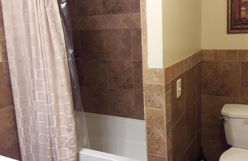 Lawrenceville Casa | Dormitorio principal y baño
