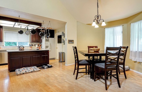 Cloverdale Casa | Master bedroom in half acre luxury reasort home. Zen quiet, private and peaceful