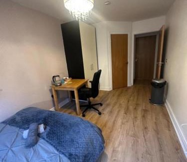 Stepaside Casa | Master Bedroom with Ensuite Bathroom & Shower