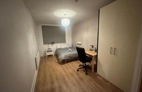 Stepaside Casa | Master Bedroom with Ensuite Bathroom & Shower