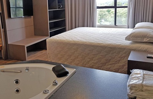 Foz do Iguacu Hotel | Master Suite Comfort | Elegant Escape Surrounded by Green & Wellness