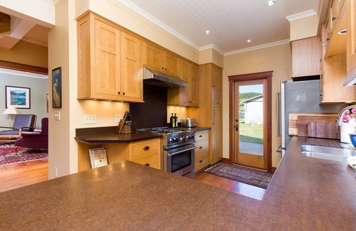 Blue Lake Casa | ☀️Masterfully Crafted Home In Sunny Blue Lake- Elegant Comfort, Outdoor Pool Table