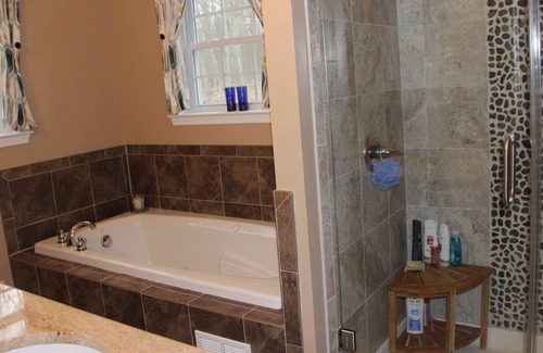 Lackawaxen Casa | Masthope 6 BR 4BA Chalet contemporáneo para 16 personas Camine hasta las pistas y la piscina del lodge