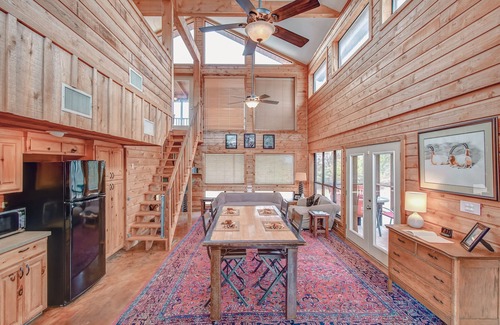 Glen Rose Casa | Mata'Zamo, Casi África, Bed & Barn, 900 acres con senderos. $ 250 por noche y más.