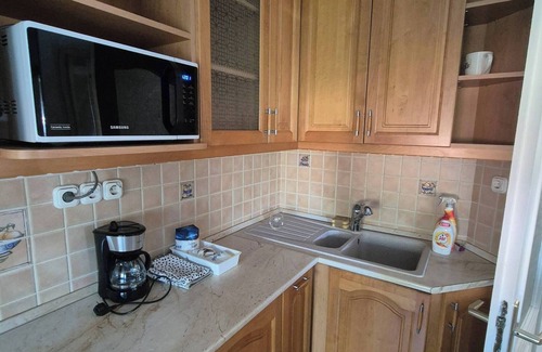 Kecskemet Apartamento | Mathias, un espacioso apartamento de 2 dormitorios con 2 baños y estacionamiento privado.