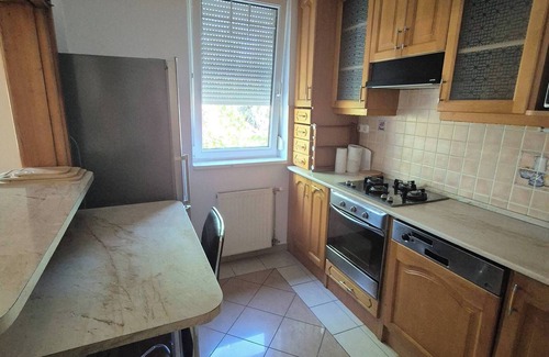 Kecskemet Apartamento | Mathias, un espacioso apartamento de 2 dormitorios con 2 baños y estacionamiento privado.
