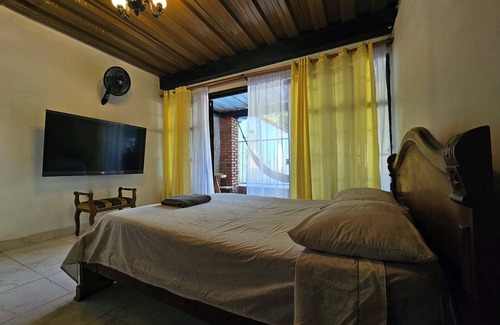 Garzon Cama Y Desayuno | Suite Matrimonial - Zona exclusiva con hamaca frente a la Piscina
