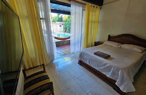 Garzon Cama Y Desayuno | Suite Matrimonial - Zona exclusiva con hamaca frente a la Piscina