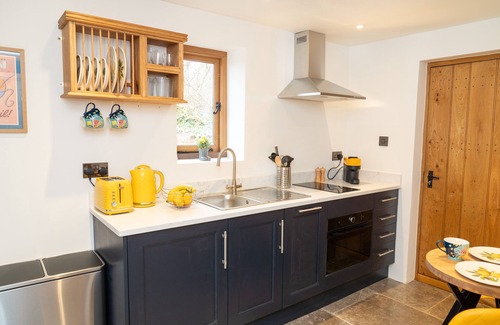Bletchingley Casa | Matties Loft - peaceful, private garden/hot tub, swimming lake, Spa and wellness
