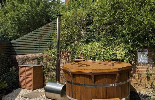 Bletchingley Casa | Matties Loft - peaceful, private garden/hot tub, swimming lake, Spa and wellness