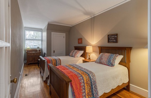 Fletcher Casa | May Acres Cottage -South Asheville amidst 15 acres with sunrise & mountain views