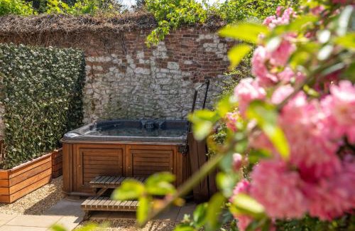 Titchwell Casa | May Cottage & In Focus