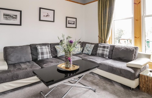 Dumfries Cabaña | MAYFIELD HOUSE, family friendly, with hot tub in Dumfries