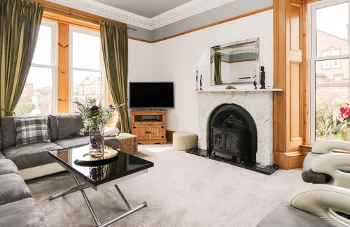 Dumfries Cabaña | MAYFIELD HOUSE, family friendly, with hot tub in Dumfries