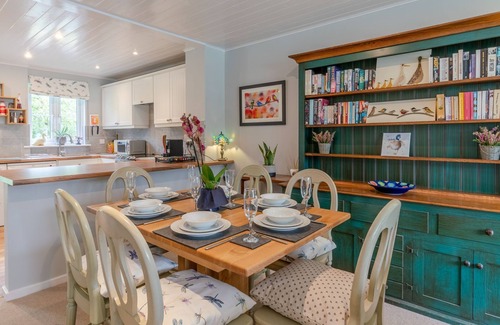 South Cerney Cabaña | Mayfly Lodge - sleeps 6 guests in 3 bedrooms