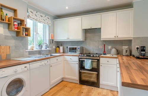 South Cerney Cabaña | Mayfly Lodge - sleeps 6 guests in 3 bedrooms