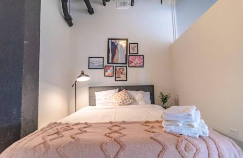 Near South Side Apartamento | McCormick Place Huge 2BR Cozy Loft Suite with Optional Parking Sleeps 8 Near Soldier Field and Grant Park