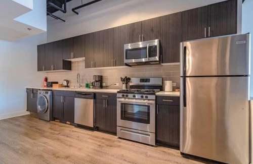 Near South Side Apartamento | McCormick Place Huge 2BR Cozy Loft Suite with Optional Parking Sleeps 8 Near Soldier Field and Grant Park