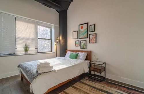 Near South Side Apartamento | McCormick Place Huge 2BR Cozy Loft Suite with Optional Parking Sleeps 8 Near Soldier Field and Grant Park