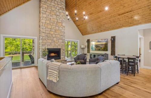 Sevierville Casa | McDonald Lakeside Cottage