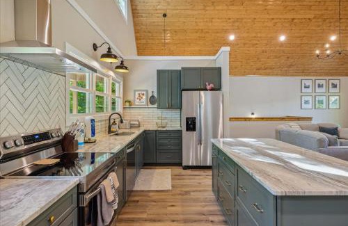 Sevierville Casa | McDonald Lakeside Cottage