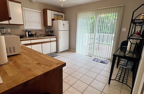 North Versailles Apartamento | McEarth’s Haven - Your Home Away From Home