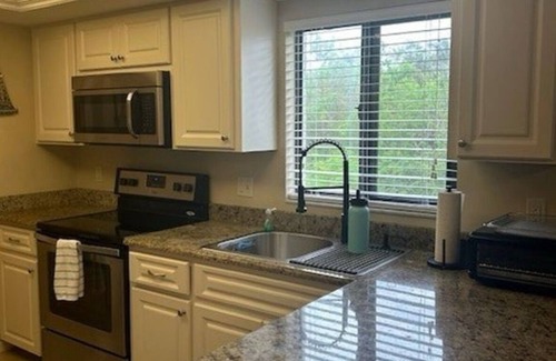 Cypress Lake Condominio | McGregor Village Gem. Highly desirable upper end unit , 16 unit complex