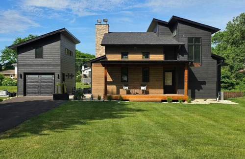 McHenry Casa | McHenry Riverside Retreat – Comfort & Relaxation